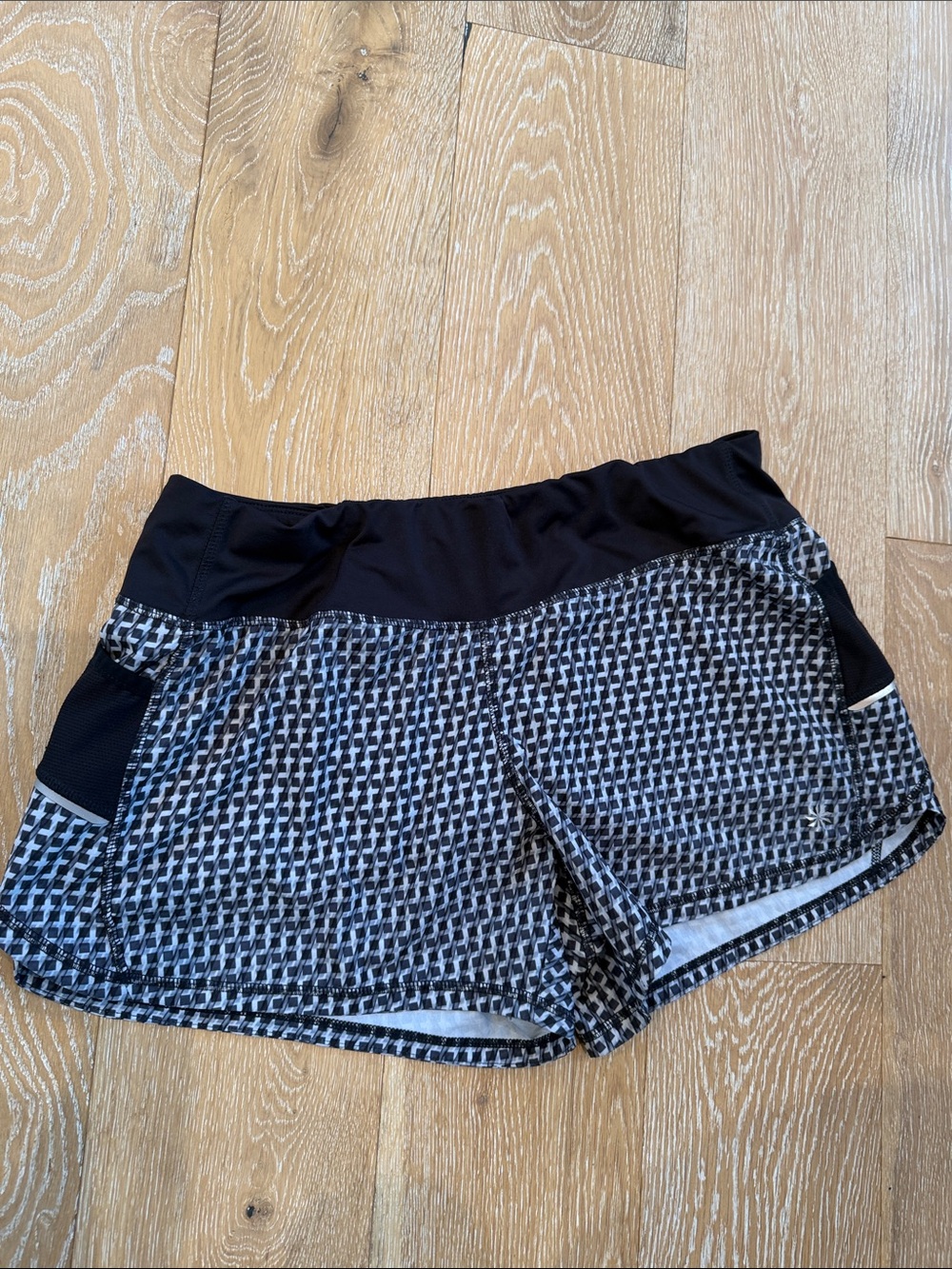 Athleta Mesh Run Shorts Size Large